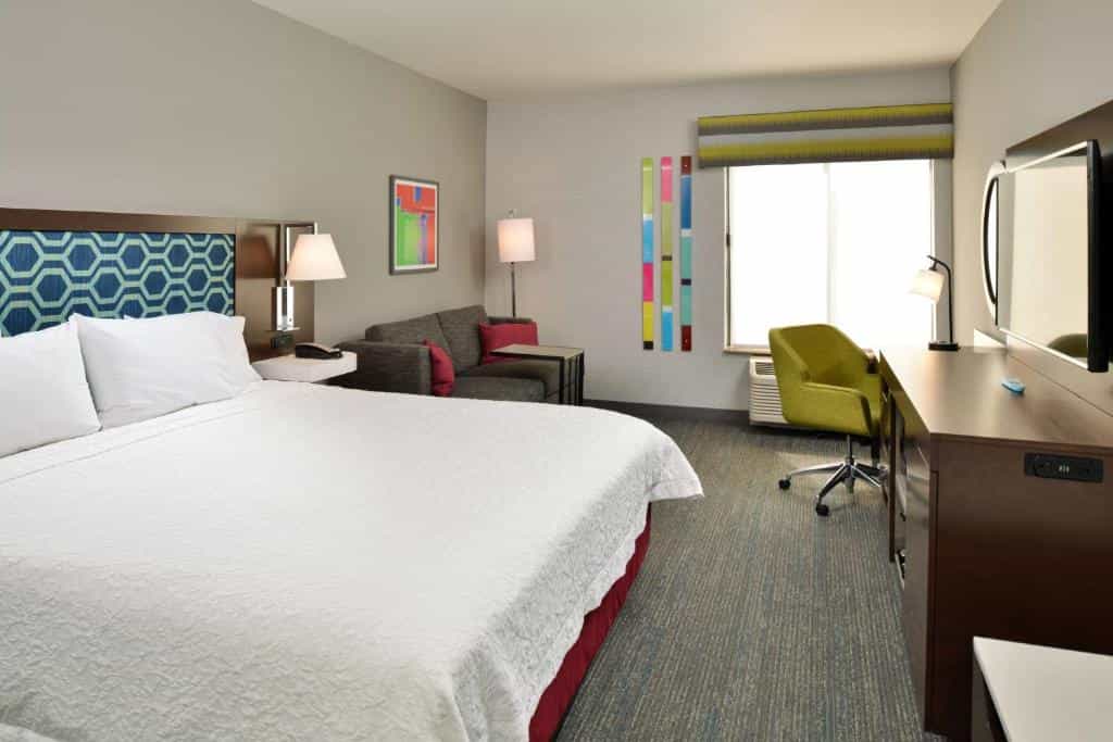 Hotel room at Hampton Inn San Francisco - Daly City with large bed and work area